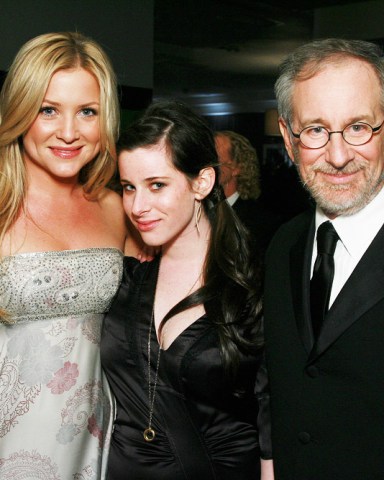 Jessica Capshaw, Sasha Spielberg and Steven Spielberg
The 64th Annual Golden Globe Awards, Paramount Party at 9900 Wilshire, Los Angeles, America - 15 Jan 2007
January 15, 2007 - Beverly Hills, CA.
Jessica Capshaw, Sasha Spielberg and Steven Spielberg .
Paramount Golden Globe Party held at 9900 Wilshire in Beverly Hills .
Photo be Alex Berliner ® Berliner Studio/ BEImages 
*** EXCLUSIVE *** EXCLUSIVE *** EXCLUSIVE ***