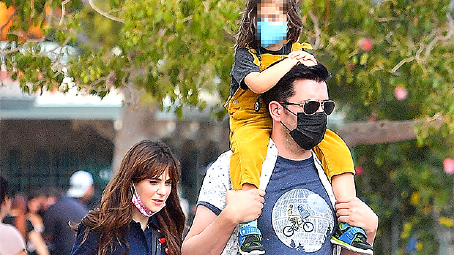 Jonathan Scott & Zooey Deschanel Take Her Kids On A Disneyland Trip