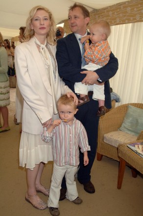 Cate Blanchett 和 Andrew Upton 与他们的儿子 Dashiell 和 Roman CARTIER INTERNATIONAL POLO，温莎，布列塔尼 - 2005 年 7 月 24 日