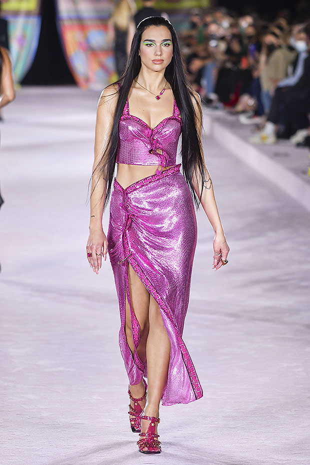 Emily Ratajkowski returns to the runway for Versace