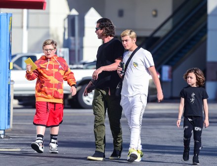 Gavin Rossdale avec ses fils Kingston Rossdale, Zuma Rossdale et Apollo Rossdale Gavin Rossdale et sa famille en déplacement, Los Angeles, États-Unis - 14 février 2020