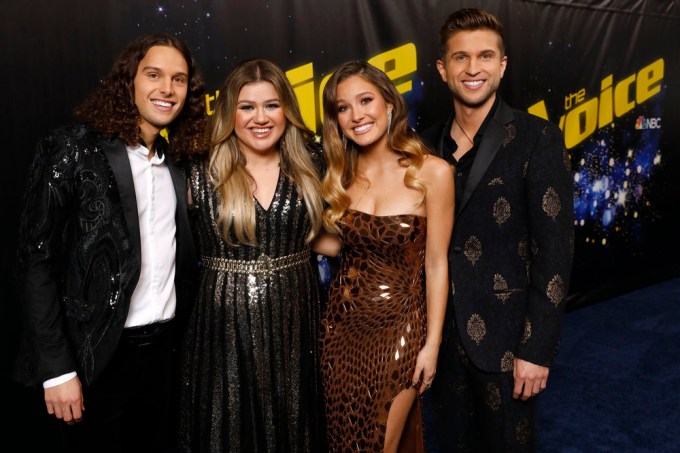 Girl Named Tom With Kelly Clarkson During Finale