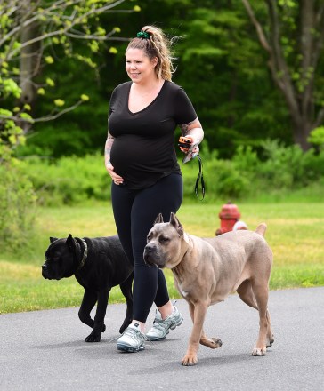 ÖZEL: Genç Anne Yıldız Kailyn Lowry, Delaware'de köpeklerini gezdirirken büyüyen bebek yumruğunu gösterirken görüldü.  Kısa süre önce bebeğinin babasından ayrıldı ve çocuklarını kendi başına büyütmeye devam etmeyi planlıyor.  Devasa Cane Corso yavrularını tasmasız, günlük siyah antrenman kıyafetleri giyerek yürüdü.  27 Mayıs 2020 Resimde: Kailyn Lowry.  Fotoğraf için kaynak: MEGA TheMegaAgency.com +1 888 505 6342 (Mega Agency TagID: MEGA673363_001.jpg) [Photo via Mega Agency]