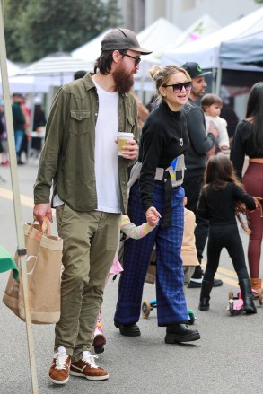 Beverly Hills, CA  - *EXCLUSIVE*  - Actress Kate Hudson, her fiance Danny Fujikawa, and daughter Rani were seen enjoying the delights at a local Farmer's Market.Pictured: Kate Hudson, Danny FujikawaBACKGRID USA 5 FEBRUARY 2023 BYLINE MUST READ: affinitypicture / BACKGRIDUSA: +1 310 798 9111 / usasales@backgrid.comUK: +44 208 344 2007 / uksales@backgrid.com*UK Clients - Pictures Containing ChildrenPlease Pixelate Face Prior To Publication*