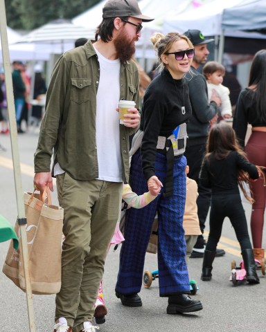 Beverly Hills, CA  - *EXCLUSIVE*  - Actress Kate Hudson, her fiance Danny Fujikawa, and daughter Rani were seen enjoying the delights at a local Farmer's Market.Pictured: Kate Hudson, Danny FujikawaBACKGRID USA 5 FEBRUARY 2023 BYLINE MUST READ: affinitypicture / BACKGRIDUSA: +1 310 798 9111 / usasales@backgrid.comUK: +44 208 344 2007 / uksales@backgrid.com*UK Clients - Pictures Containing ChildrenPlease Pixelate Face Prior To Publication*