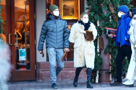 Aspen, CO  - *EXCLUSIVE*  - Actress Kate Hudson and her fiancé Danny Fujikawa bundle up for a chilly day of shopping out in Aspen, Colorado.Pictured: Kate Hudson, Danny FujikawaBACKGRID USA 19 DECEMBER 2021 BYLINE MUST READ: BACKGRIDUSA: +1 310 798 9111 / usasales@backgrid.comUK: +44 208 344 2007 / uksales@backgrid.com*UK Clients - Pictures Containing ChildrenPlease Pixelate Face Prior To Publication*