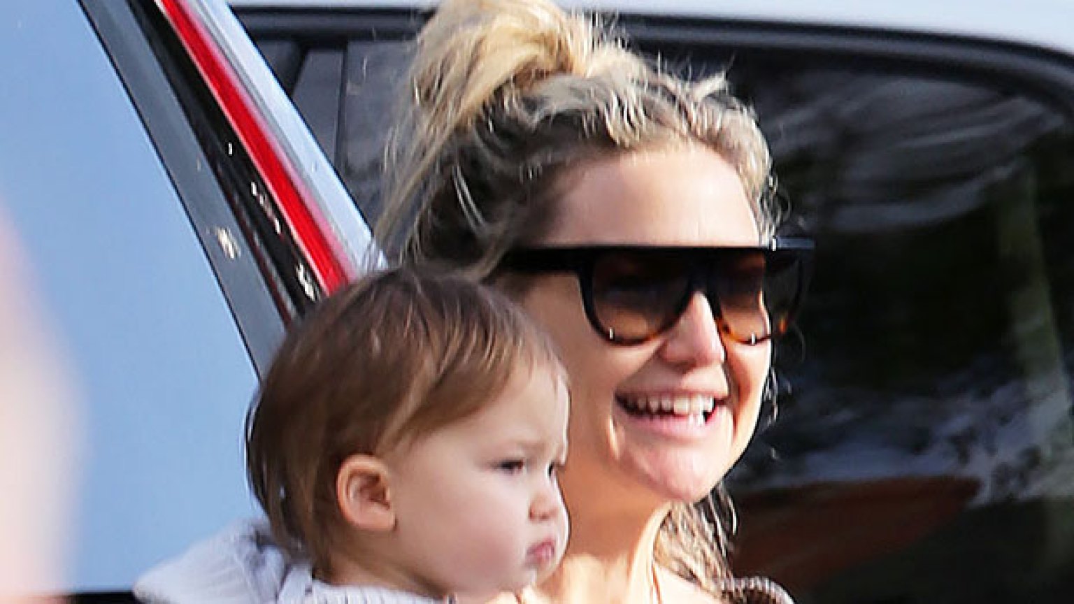 Kate Hudson Cuddles Daughter Rani Her Look Alike Photo Hollywood Life 