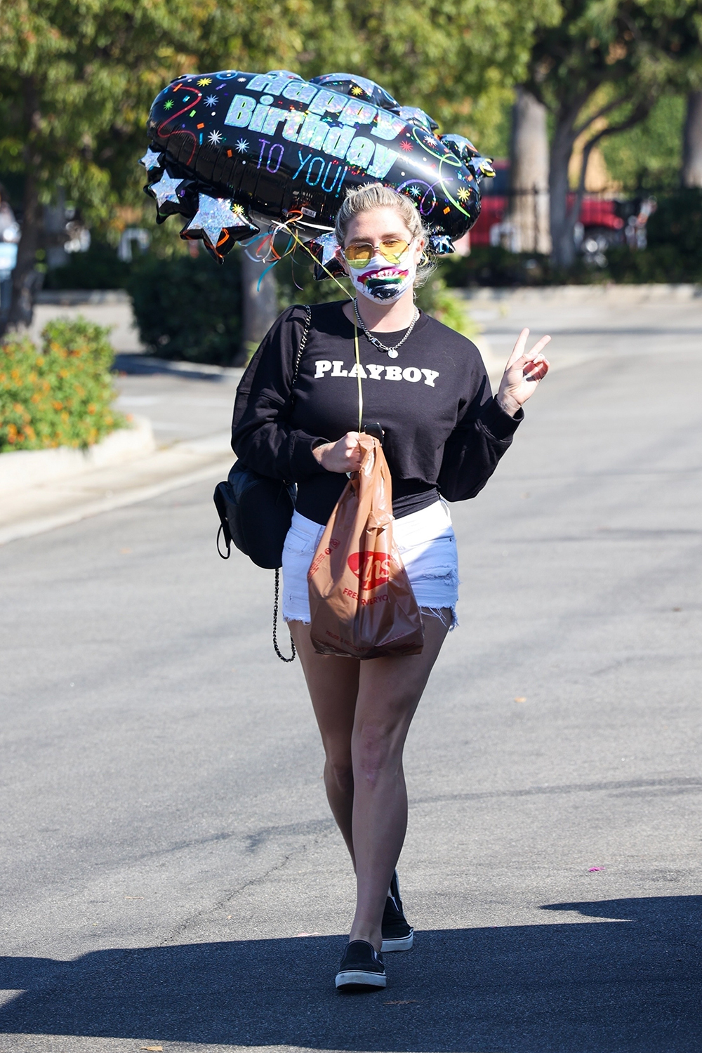 Venice, CA - *EXCLUSIVE* - Singer Kesha shared a peace sign with our cameras while out in Venice shopping for a Birthday Balloon at Ralph's Market.Pictured: KeshaBACKGRID USA 17 SEPTEMBER 2021 BYLINE MUST READ: BACKGRIDUSA: +1 310 798 9111 / usasales@backgrid.comUK: +44 208 344 2007 / uksales@backgrid.com*UK Clients - Pictures Containing ChildrenPlease Pixelate Face Prior To Publication*
