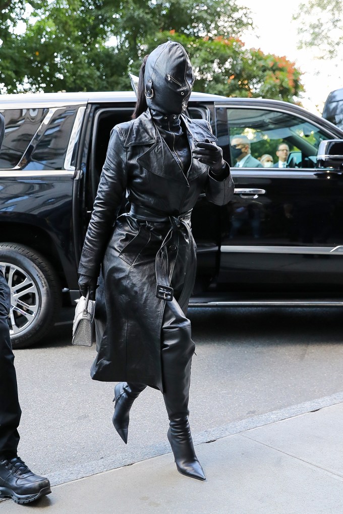 Kim Kardashian goes incognito while arriving in New York City