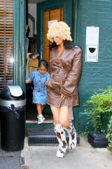 New York, NY - Pregnant Kylie Jenner grabs a bite at JG Melon with daughter Stormi.Pictured: Kylie JennerBACKGRID USA 10 SEPTEMBER 2021 BYLINE MUST READ: T.JACKSON / BACKGRIDUSA: +1 310 798 9111 / usasales@backgrid.comUK: +44 208 344 2007 / uksales@backgrid.com*UK Clients - Pictures Containing ChildrenPlease Pixelate Face Prior To Publication*