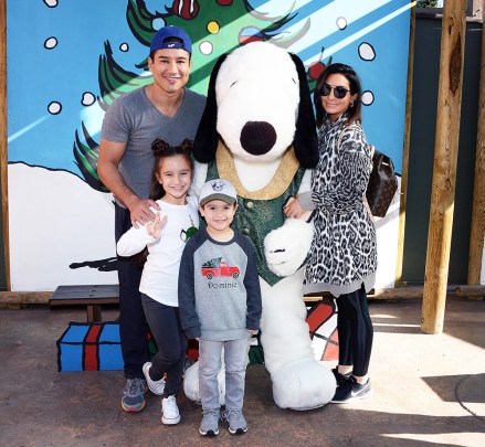 Mario Lopez, eşi Courtney Mazza, çocukları Gia ve Dominic Ünlüler Knott's Merry Farm, Buena Park, ABD'de Kutluyor - 08 Aralık 2018 Ünlüler Knott's Merry Farm'da Tatilleri Kutluyor