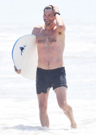 EXCLUSIVO: Ashton Kutcher y Mila Kunis pasan el fin de semana del Día del Trabajo en la playa para refrescarse de la ola de calor sofocante en Santa Bárbara el domingo. Ashton usó una tabla de surf y una tabla de body para atrapar olas, mientras que Mila hizo un poco de boogie board y body surf. Mila usó un traje de neopreno mientras tomaba olas. Ashton reveló recientemente que sufrió vasculitis hace un par de años y dijo que tuvo dificultades para recuperarse, pero que ahora está bien. Recientemente también reveló una pérdida de peso significativa. 04 Sep 2022 Foto: Ashton y Mila van a surfear. Crédito de la foto: Garrett Press/MEGA TheMegaAgency.com +1 888 505 6342 (Mega Agency TagID: MEGA892118_001.jpg) [Photo via Mega Agency]
