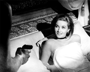 FROM RUSSIA WITH LOVE, Sean Connery (holding gun), Daniela Bianchi, 1963