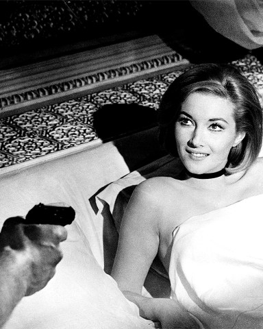 FROM RUSSIA WITH LOVE, Sean Connery (holding gun), Daniela Bianchi, 1963