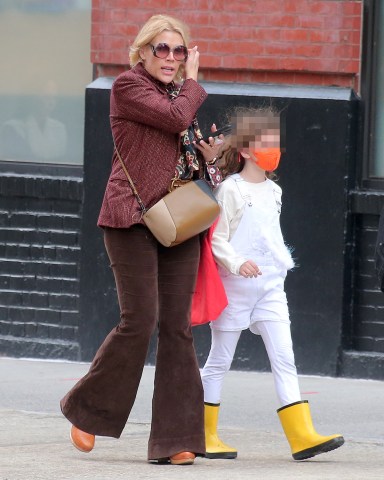 **USE CHILD PIXELATED IMAGES IF YOUR TERRITORY REQUIRES IT**Actress Busy Philipps trick-or-treating with her daughter on the street in Tribeca, New York on October 31, 2021. Photo by Dylan Travis/ABACAPRESS.COMPictured: Busy PhilippsRef: SPL5271605 311021 NON-EXCLUSIVEPicture by: AbacaPress / SplashNews.comSplash News and PicturesUSA: +1 310-525-5808London: +44 (0)20 8126 1009Berlin: +49 175 3764 166photodesk@splashnews.comUnited Arab Emirates Rights, Australia Rights, Bahrain Rights, Canada Rights, Greece Rights, India Rights, Israel Rights, South Korea Rights, New Zealand Rights, Qatar Rights, Saudi Arabia Rights, Singapore Rights, Thailand Rights, Taiwan Rights, United Kingdom Rights, United States of America Rights