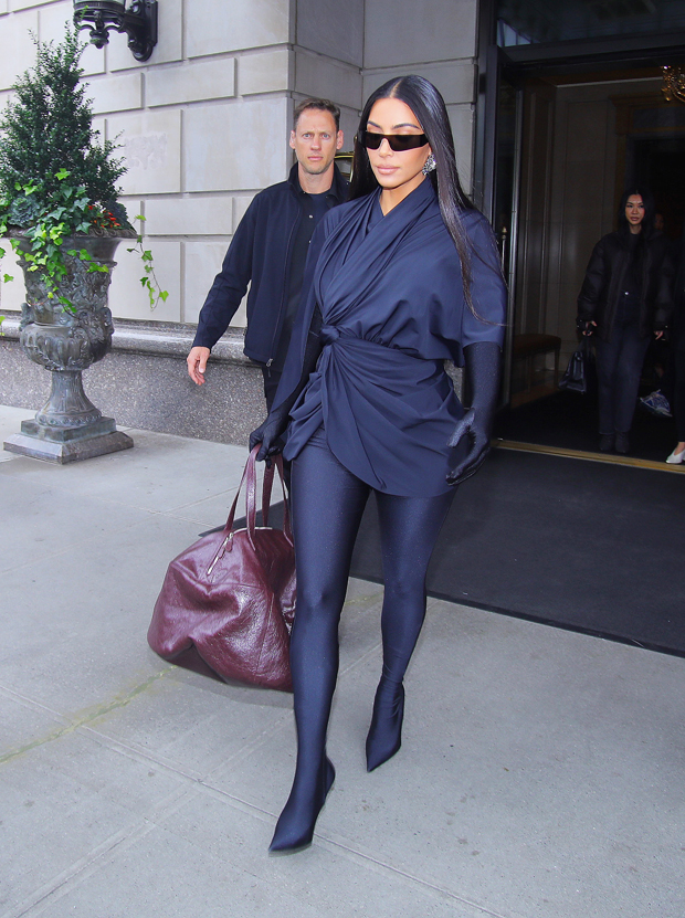Kim Kardashian Arrives At ‘SNL’ Rehearsal In Black Balenciaga Outfit ...