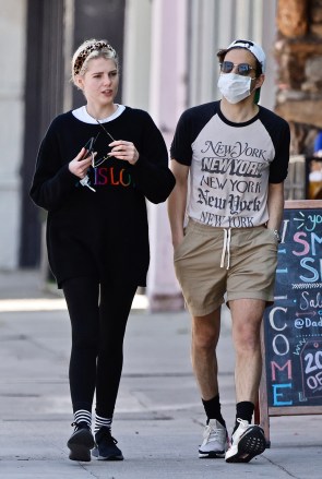 Studio City, CA - *EXCLUSIVE* Actor Rami Malek and Lucy Boynton go shopping after a walk through their neighborhood together in Studio City.  Pictured: Rami Malek, Lucy Boynton BACKGRID USA 23 APRIL 2022 USA: +1 310 798 9111 / usasales@backgrid.com UK: +44 208 344 2007 / uksales@backgrid.com *UK customers to include faces or images containing children Publication*