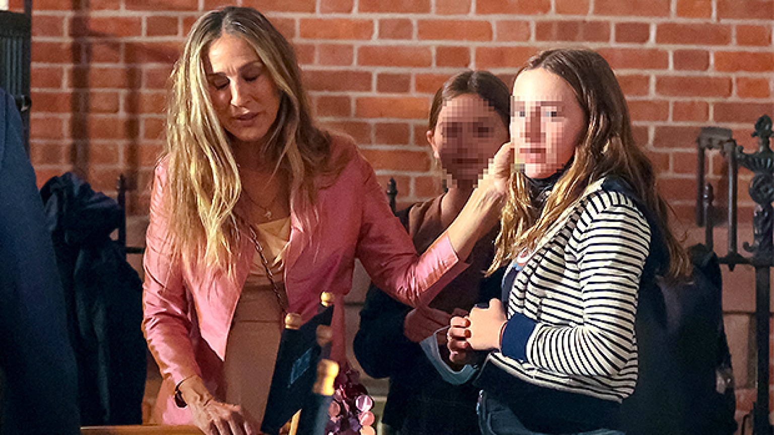 Sarah Jessica Parker Hugs Daughter Tabitha On Set Of ‘SATC’ Reboot(02)