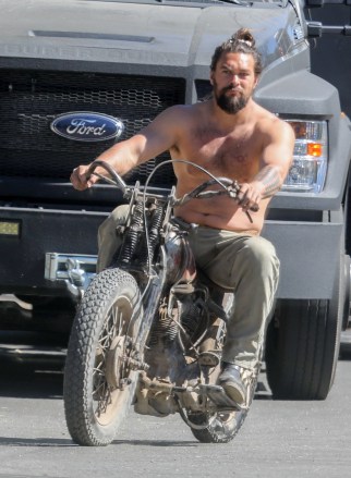 Malibu, CA - *EXCLUSIVE* Shirtless Jason Momoa takes a vintage motorcycle for a test ride after working on it at a friend's house in Malibu on Friday.Pictured: Jason MomoaBACKGRID USA 26 MARCH 2022 BYLINE MUST READ: RMBI / BACKGRIDUSA: +1 310 798 9111 / usasales@backgrid.comUK: +44 208 344 2007 / uksales@backgrid.com*UK Clients - Pictures Containing ChildrenPlease Pixelate Face Prior To Publication*