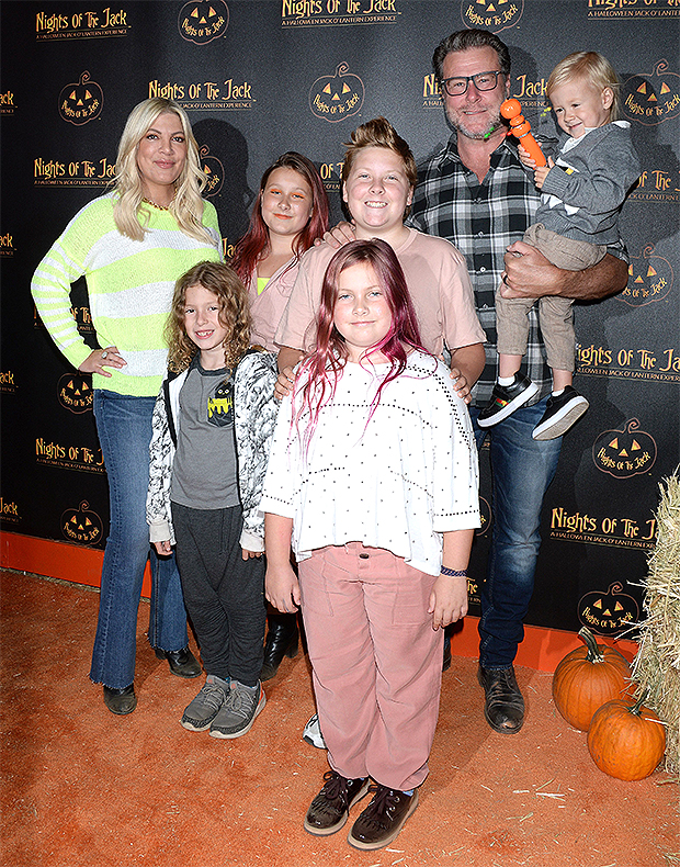 Tori Spelling & Dean McDermott with their kids
