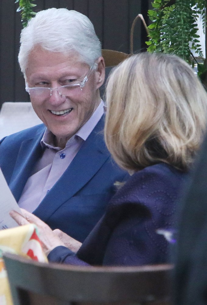 Bill & Hillary Clinton enjoy an outdoor meal