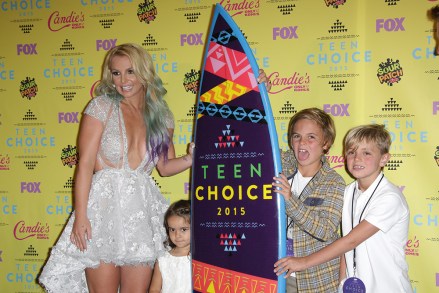 Britney Spears con niños Teen Choice Awards, Press Room, Los Ángeles, Estados Unidos - 16 de agosto de 2015