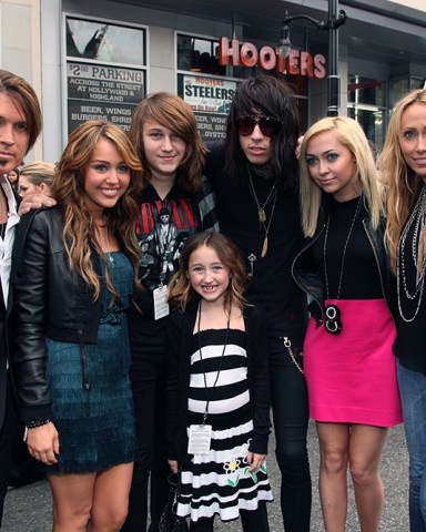 HOLLYWOOD, CA - APRIL 02: Billy Ray Cyrus, Miley Cyrus, Noah Lindsey Cyrus, Braison Cyrus, Trace Cyrus, Brandi Cyrus and Tish Cyrus at the World Premiere of Walt Disney Pictures 'Hannah Montana The Movie' on April 02, 2009 at the El Capitan Theatre in Hollywood, California. 
World Premiere of Walt Disney Pictures 'Hannah Montana The Movie' Hollywood Los Angeles, America.