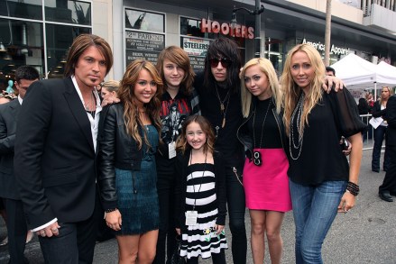HOLLYWOOD, CA - APRIL 02: Billy Ray Cyrus, Miley Cyrus, Noah Lindsey Cyrus, Braison Cyrus, Trace Cyrus, Brandi Cyrus and Tish Cyrus at the World Premiere of Walt Disney Pictures 'Hannah Montana The Movie' on April 02, 2009 at the El Capitan Theatre in Hollywood, California. 
World Premiere of Walt Disney Pictures 'Hannah Montana The Movie' Hollywood Los Angeles, America.