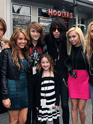 miley cyrus sisters and brothers