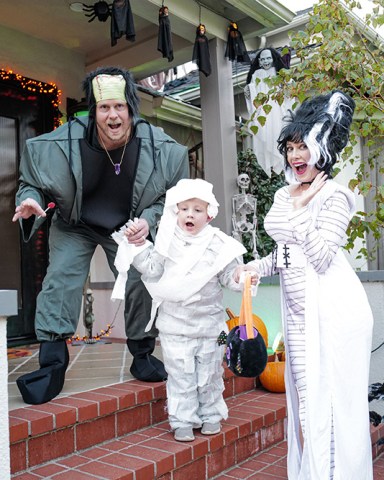 EXCLUSIVE: Heidi and Spencer Pratt get into the Halloween spirit as they take Gunner trick or treating in the Pacific Palisades,. 31 Oct 2021 Pictured: Heidi and Spencer Pratt get into the Halloween spirit as they take Gunner trick or treating in the Pacific Palisades,. Photo credit: MEGA TheMegaAgency.com +1 888 505 6342 (Mega Agency TagID: MEGA801274_001.jpg) [Photo via Mega Agency]
