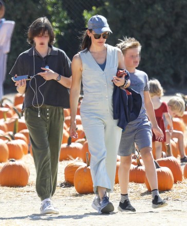 Moorpark, CA  - *EXCLUSIVE*  - Actress Jennifer Garner and her kids Samuel and Seraphina spend the day at a pumpkin patch to celebrate the spooky season. Both Samuel and Seraphine climb to the top of a haystack and Jennifer brings her phone out to capture the moment before she gets to the top herself. The three chose their favorite pumpkins and wheeled them back to their ride to end the day.Pictured: Jennifer Garner, Samuel Affleck, Seraphina Affleck BACKGRID USA 5 OCTOBER 2022 USA: +1 310 798 9111 / usasales@backgrid.comUK: +44 208 344 2007 / uksales@backgrid.com*UK Clients - Pictures Containing ChildrenPlease Pixelate Face Prior To Publication*