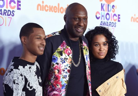 Lamar Odom Jr（左起），Lamar Odom 和 Destiny Odom 抵达洛杉矶盖伦中心举行的儿童选择奖颁奖典礼 2017 年儿童选择奖 - 到达，洛杉矶美国洛杉矶 - 2017 年 3 月 11 日