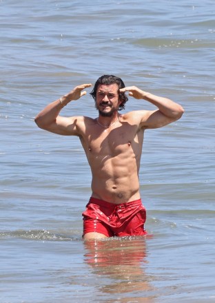 Santa Barbara, CA - * EXCLUSIVE * - Orlando Bloom showing off his ripped abs as he sports a scruffy beard on the beach in Santa Barbara.  The 45 year old actor was seen enjoying a swim on Monday on his own.  Pictured: Orlando Bloom BACKGRID USA 2 JUNE 2022 USA: +1 310 798 9111 / usasales@backgrid.com UK: +44 208 344 2007 / uksales@backgrid.com * UK Clients - Pictures Containing Children Please Pixelate Face Prior To Publication *