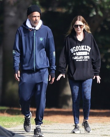 Los Feliz, CA  - *EXCLUSIVE*  - Ellen Pompeo and her husband Chris Ivery enjoy some fresh air while out for a Sunday morning hike in Los Feliz.

Pictured: Chris Ivery, Ellen Pompeo

BACKGRID USA 7 NOVEMBER 2021 

USA: +1 310 798 9111 / usasales@backgrid.com

UK: +44 208 344 2007 / uksales@backgrid.com

*UK Clients - Pictures Containing Children
Please Pixelate Face Prior To Publication*