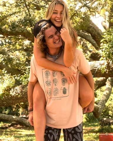 OUTER BANKS (L to R) CHASE STOKES as JOHN B and MADELYN CLINE as SARAH CAMERON on the set of OUTER BANKS Cr. JACKSON LEE DAVIS/NETFLIX © 2021