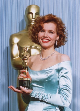GEENA DAVIS Geena Davis shows off her Oscar after winning Best Supporting Actress at the 61st Academy Awards for her role in the "Accidental Tourist
DAVIS OSCARS, LOS ANGELES, USA
