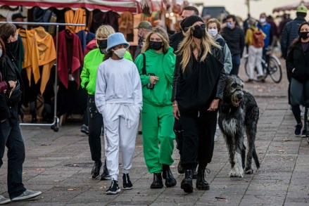 Erna Klum, Lou Sulola Samuel, Helene Leni Beauchamp Samuel, Heidi Klum, Heidi Klum sightseeing in Berlin with her family Heidi Klum on a walk, Berlin, Germany - October 25, 2020.