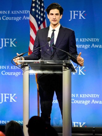 Merkezde, Caroline Kennedy ile birlikte Jack Schlossberg, John F. Kennedy Başkanlık Kütüphanesi ve Müzesi'nde, 2019 John F. Kennedy Cesaret Ödülü'nün sahibi D-Calif., Temsilciler Meclisi Sözcüsü Nancy Pelosi'yi tanıttı. Cesaret Ödülü, Boston, ABD - 19 Mayıs 2019