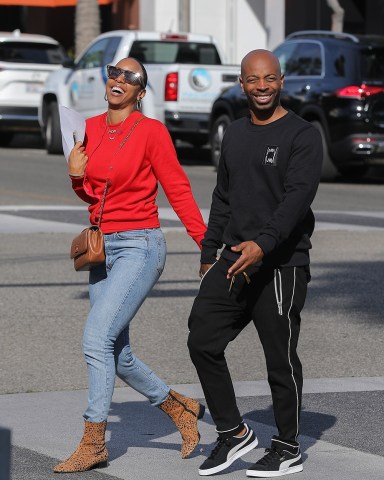 Beverly Hills, CA - *EXCLUSIVE* - SInger Kelly Rowland and her hubby Tim Weatherspoon take a post-breakfast stroll and look very much in love as they share a laugh while holding hands.Pictured: Kelly Rowland, Tim Weatherspoon BACKGRID USA 7 JANUARY 2020 USA: +1 310 798 9111 / usasales@backgrid.comUK: +44 208 344 2007 / uksales@backgrid.com*UK Clients - Pictures Containing ChildrenPlease Pixelate Face Prior To Publication*