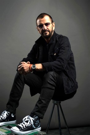 Ringo Starr berpose untuk potret, di New York.  Starr saat ini sedang dalam tur AS dengan band All-Starr-nya, yang berakhir pada 2 Juli di Los Angeles.  Dia berusia 76 pada 7 Juli Ringo Starr Portrait Session, New York, AS - 13 Jun 2016