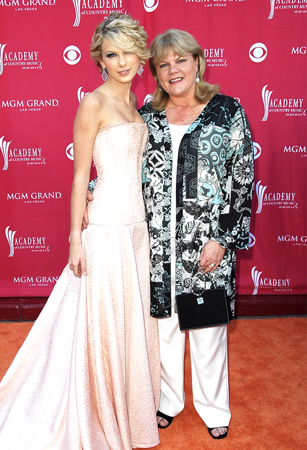 Taylor Swift with her mom