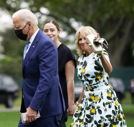 Presiden Amerika Serikat Joe Biden berjalan dengan Ibu Negara Jill Biden dan cucu perempuan Naomi Biden di Halaman Selatan Gedung Putih sekembalinya mereka ke Washington setelah akhir pekan di Delaware.  Joe Biden kembali setelah akhir pekan - Washington, Washington, District of Columbia, AS - 11 Okt 2021