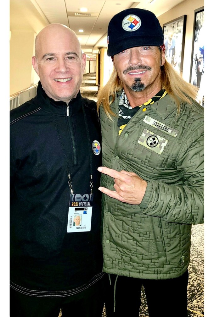 Bret Michaels honors Veterans at The Steelers Game