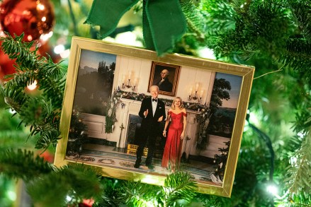 Foto do presidente Joe Biden e da primeira-dama Jill Biden sentados em uma árvore de Natal no State Dining Room da Casa Branca durante uma prévia para a imprensa das decorações do feriado da Casa Branca, em Washington Biden, Washington, Estados Unidos - 29 de novembro de 2021