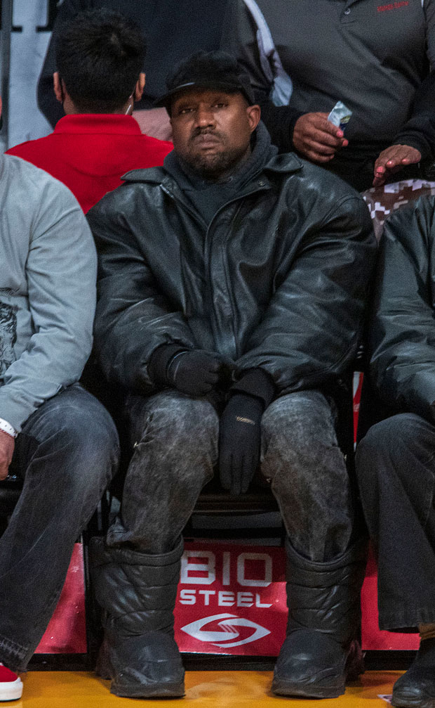 Kanye West sembra triste alla partita di basket dopo aver pubblicato foto di bacio con Kim Kardashian