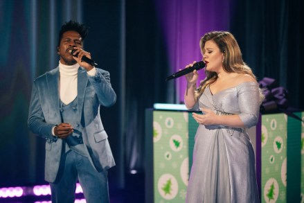 KELLY CLARKSON PRESENTS: WHEN CHRISTMAS COMES AROUND -- "Kelly Clarkson Presents: When Christmas Comes Around" -- Pictured: (l-r) Leslie Odom Jr., Kelly Clarkson -- (Photo by: Weiss Eubanks/NBC)