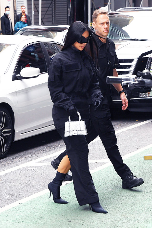 Kim Kardashian quấn băng dính từ đầu đến chân đi xem thời trang