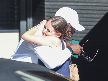 Beverly Hills, CA - *EXCLUSIVE* - Seal and daughter Leni Klum share a warm embrace after having dinner Tuesday at the Honor Bar restaurant in Beverly Hills.  Pictured: Seal, Leni Klum BACKGRID USA 19 JULY 2022 BYLINE MUST READ: SPOT / BACKGRID USA: +1 310 798 9111 / usasales@backgrid.com UK: +44 208 344 2007 / uksales@backgrid.com *UK Clients - Pictures Containing Children Please Pixelate Face Prior To Publication*