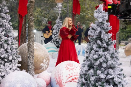 MACY'S THANKSGIVING DAY PARADE -- 2021 -- Pictured: Carrie Underwood performing “Favorite Time Of Year”-- (Photo by: Jeff Johnson)