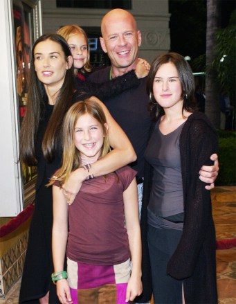 Aktor MOORE Bruce Willis, tengah, Demi Moore, kiri, dan anak-anak mereka, Rumer, Scout dan Tallulah, tiba di pemutaran perdana film "Bandit"di bagian Westwood Los Angeles BANDITS PREMIERE, LOS ANGELES, AS